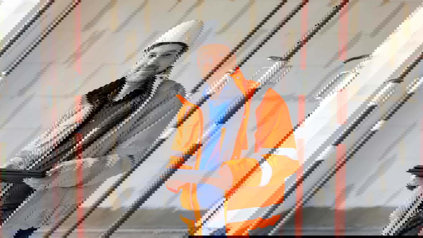 ingenieur-gehalt.jpg Ein Ingenieur in Schutzjacke und mit Schutzhelm auf einer Baustelle