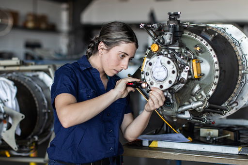 ingenieur.jpg Eine junge Flugzeugingenieurin schraubt