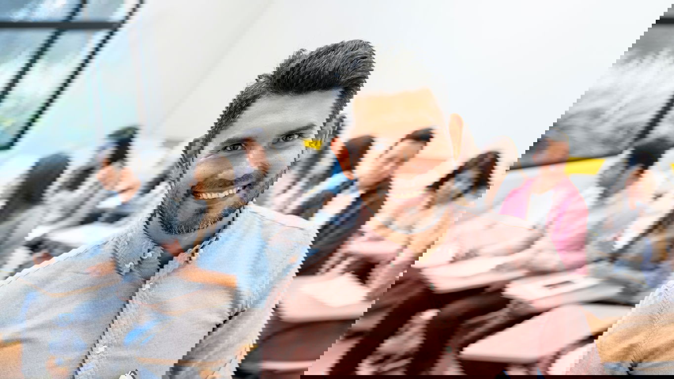 juniorprofessor.jpg Ein lächelnder Juniorprofessor mit Studenten