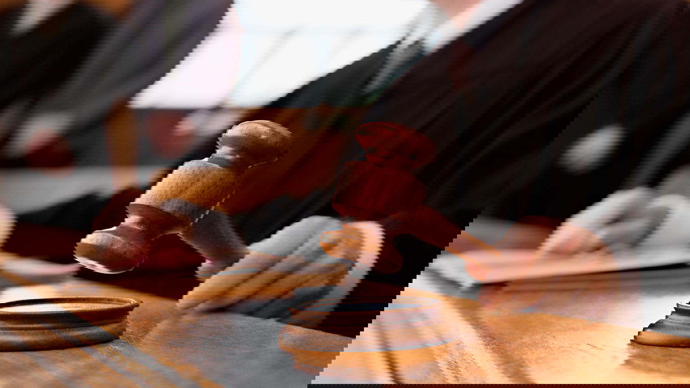 konkurrentenklage.jpg Ein Richter fällt ein Urteil bei einer Konkurrentenklage