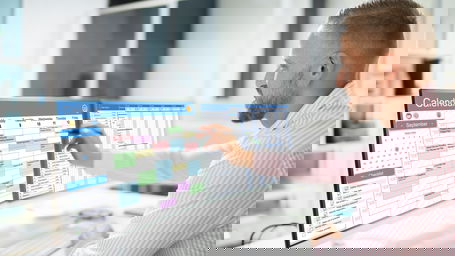 kündigungsfrist.jpg Kündigungsfrist: Ein Mann errechnet auf dem Kalender am Computer den Tag für seine Kündigung