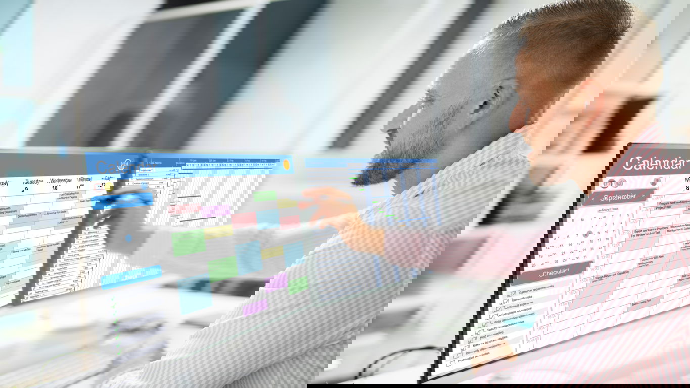 kündigungsfrist.jpg Kündigungsfrist: Ein Mann errechnet auf dem Kalender am Computer den Tag für seine Kündigung