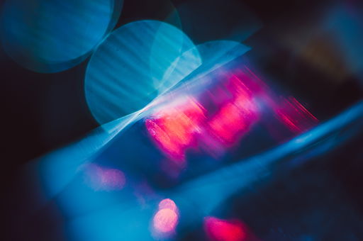 Lichtbrechung-Symbolbild-Arbeiten-in-der-Physik.jpg Lichtbrechung Symbolbild Arbeiten in der Physik