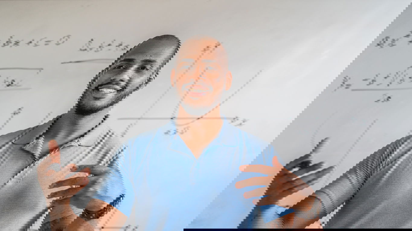 Mathematik-Berufe.jpg Ein Mathematiker vor einem Whiteboard mit Graphen und Berechnungen