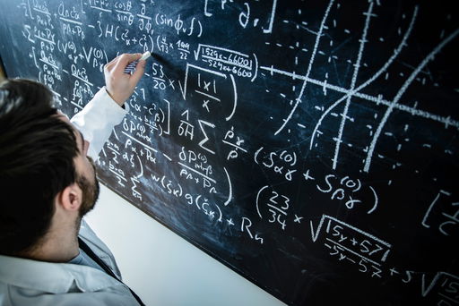 mathematik.jpg Ein Mathematiker berechnet Formeln an einer Tafel