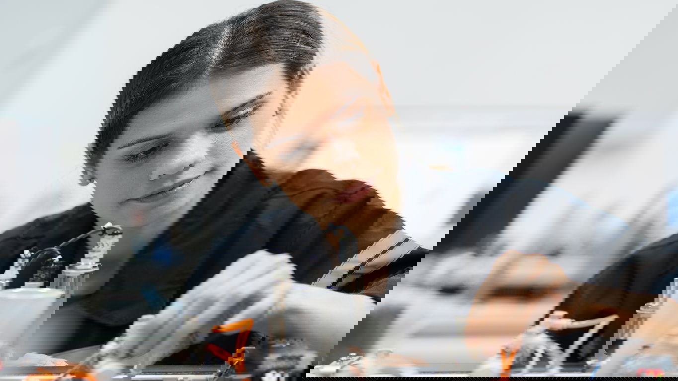 mechatronik-ingenieur-gehalt1.jpg Eine Mechatronik-Ingenieurin arbeitet an einem Gerät