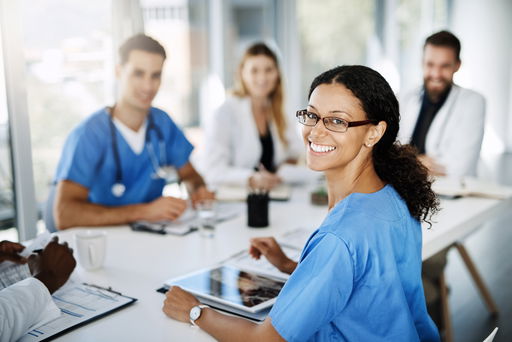medizin-psychologie-gesundheitswesen.jpg Medizinische Angestellte bei einer Besprechung an einem Tisch