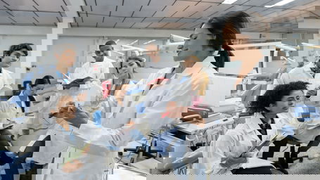 nachwuchsgruppenleiter-programme.jpg Eine Nachwuchsgruppenleiterin zeigt ihren Teammitgliedern ein Kiefermodell