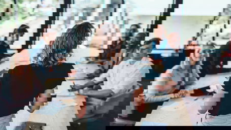 nachwuchsgruppenleiter.jpg Eine Nachwuchsgruppenleiterin vor ihrer Forschungsgruppe