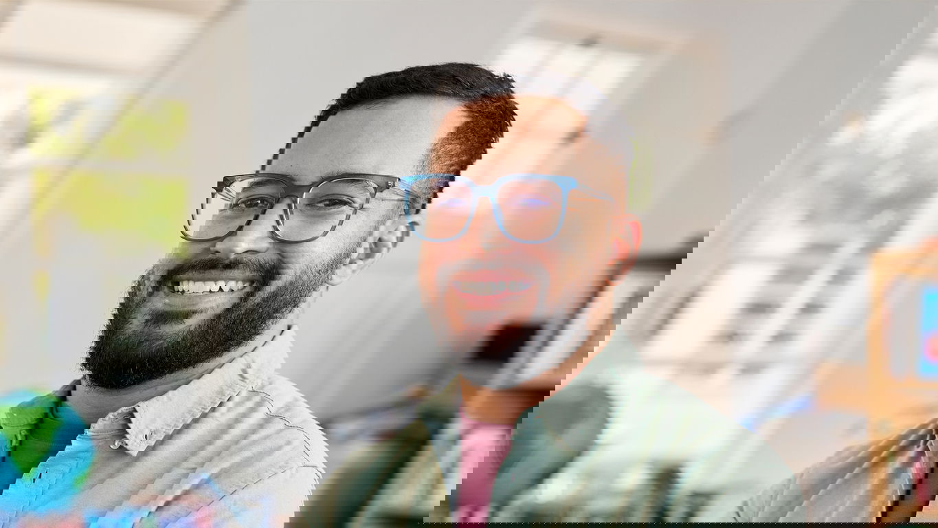 paedagoge-gehalt.jpg Ein lächelnder Pädagoge in seinem Arbeitsraum