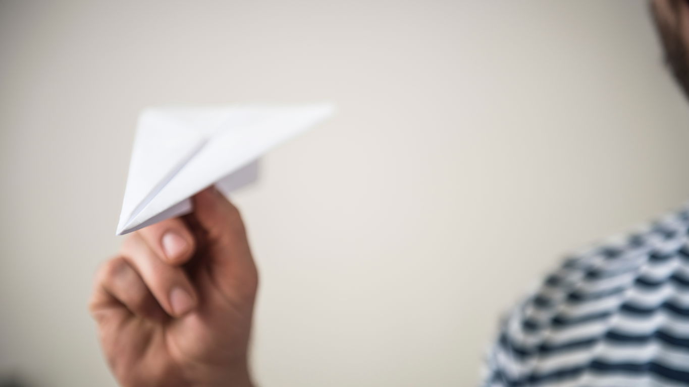 papierflieger-symbolbild-maschinenbau-promotion.jpg Papierflieger Symbolbild Maschinenbau Promotion