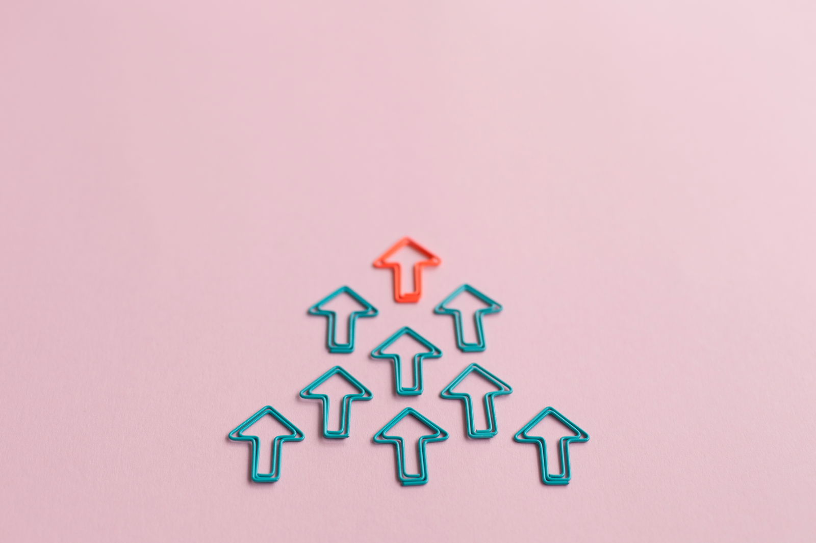 Pfeile Papier als Symbolbild fuer Forschungsmanagement