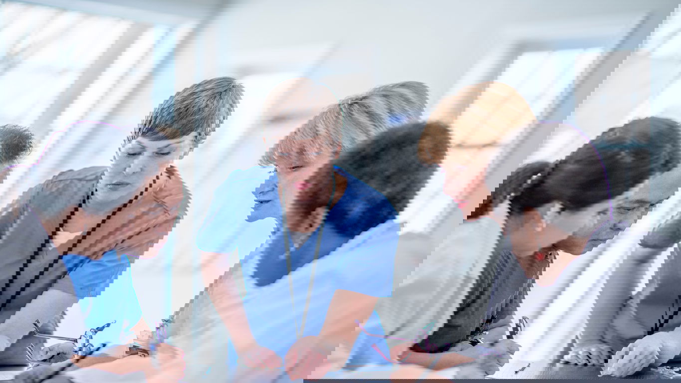 pflegestudium.jpg Eine Pflegeleitung im Gespräch mit Kolleg:innen
