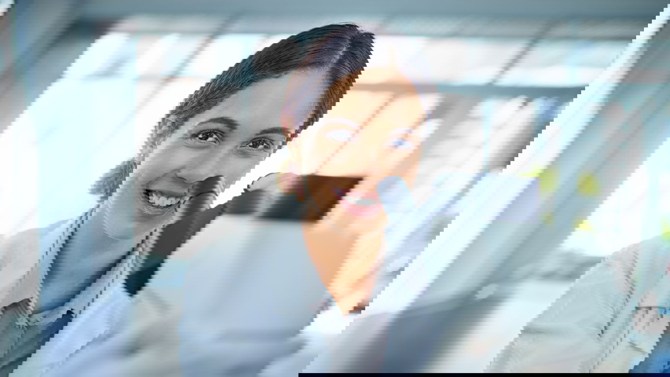 postdoc-phase.jpg Eine junge Postdoktorandin am Mikroskop im Labor