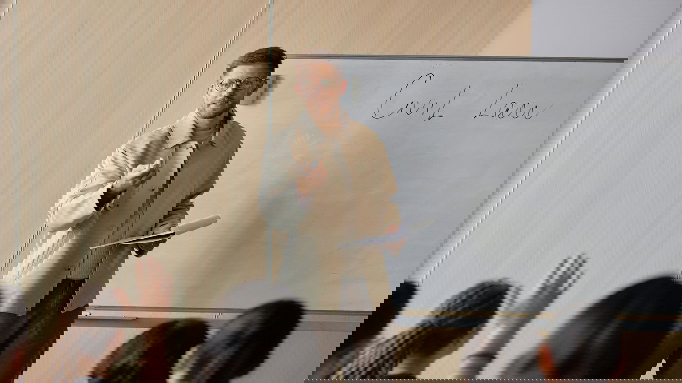 professoren-titel.jpg Ein junger Professor am Whiteboard bei einer Jura-Vorlesung