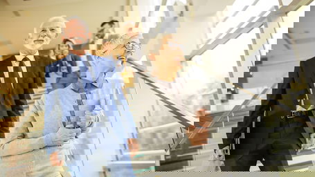 professur-deutschland.jpg Eine Gruppe älterer Professor:innen geht eine Treppe in einer Hochschule hinunter