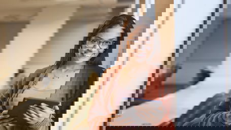 promotion-finanzieren.jpg A female PhD student in an auditorium