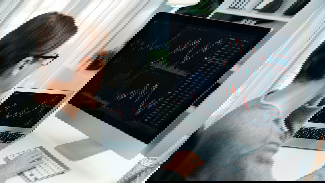 promotion-wirtschaftswissenschaftler.jpg Ein Ökonom, der an zwei Computerbildschirmen Graphen betrachtet
