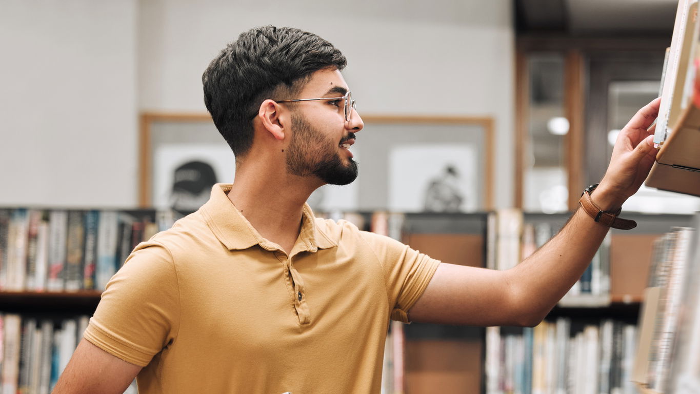 promotionsstelle.jpg Ein Promovend in der Bibliothek