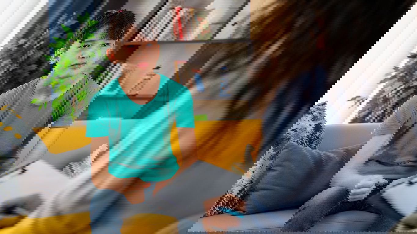 psychologe-gehalt.jpg Eine Psychologin in Gespräch mit einem Teenager, der auf einem gelben Sofa sitzt