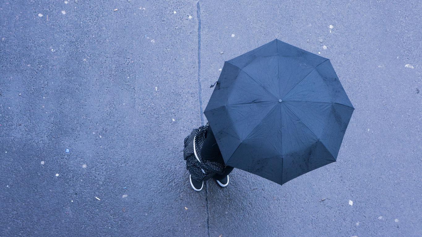 regenschirm-symbolbild-berufsunfaehigkeitsversicherung-akademiker.jpg Regenschirm Symbolbild Berufsunfaehigkeitsversicherung Akademiker