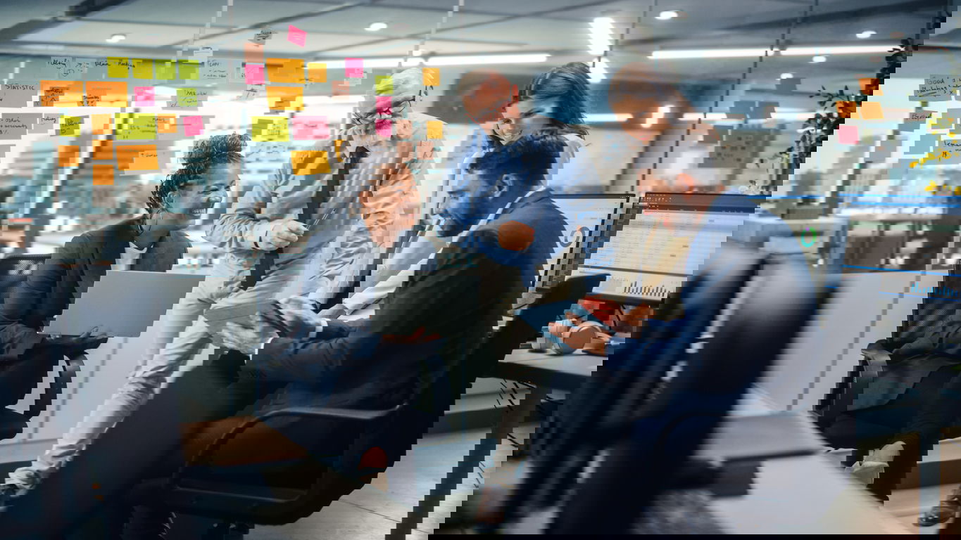 ressourcenmanagement.jpg Eine Gruppe Führungskräfte bespricht die Ressourcen eines Projekts