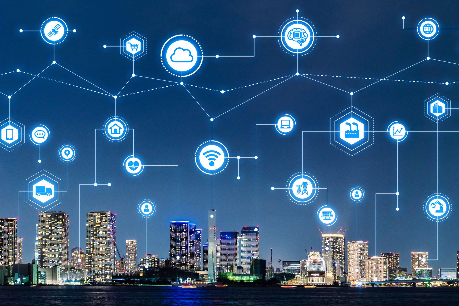 Blick auf die Skyline einer Großstadt mit Smart-City-Symbolen 