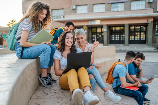 studium.jpg Eine Gruppe Studierender auf einem Campus