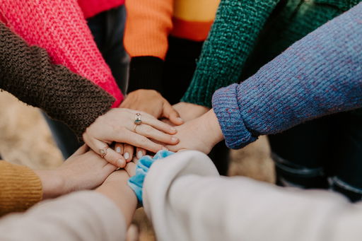 symbolbild arbeiten bei einer npo hannah-busing-Zyx1bK9mqmA-unsplash.jpg.crdownload.jpg Menschen legen ihre Hände zusammen