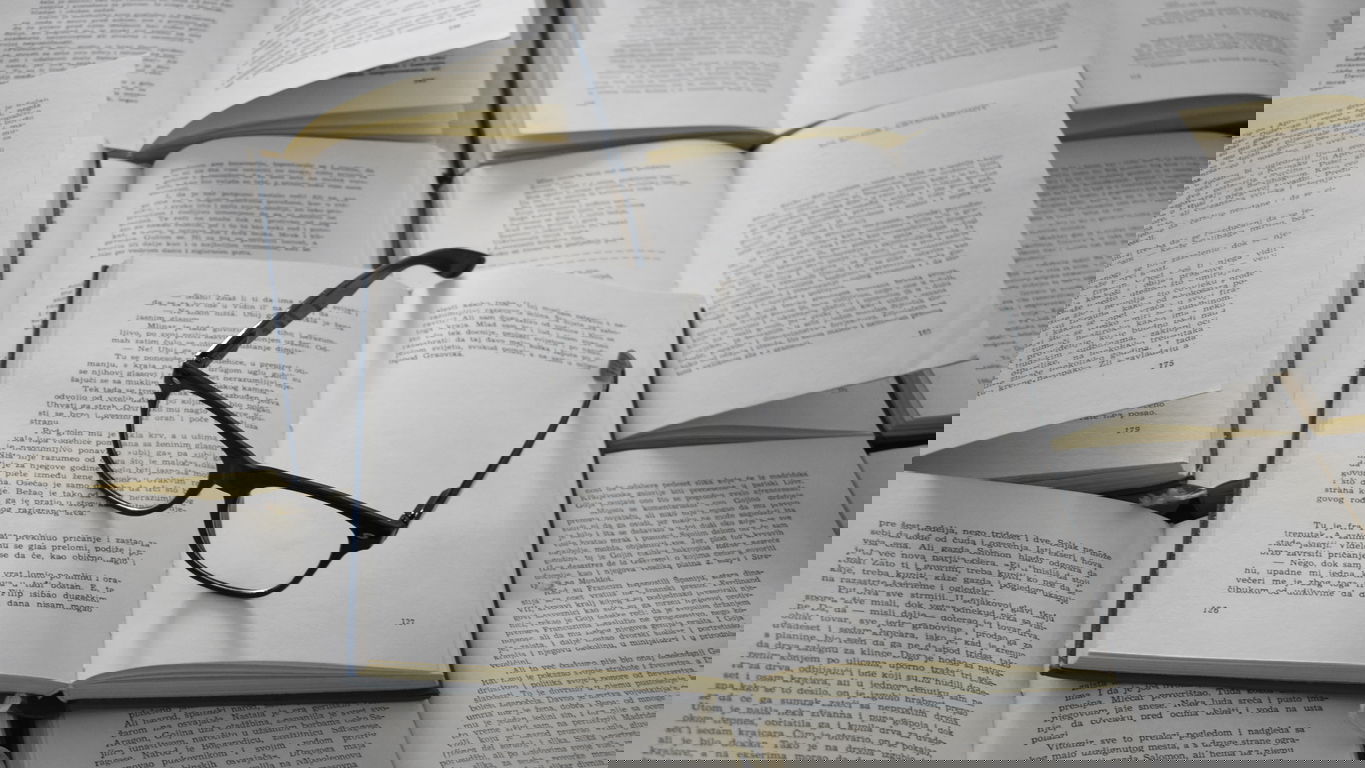 Symbolbild Dissertation als Buch publiziert tamara-gak-GWbIHT51VT4-unsplash.jpg Aufgeschlagene Bücher als Symbolbild für eine gedruckte Doktorarbeit