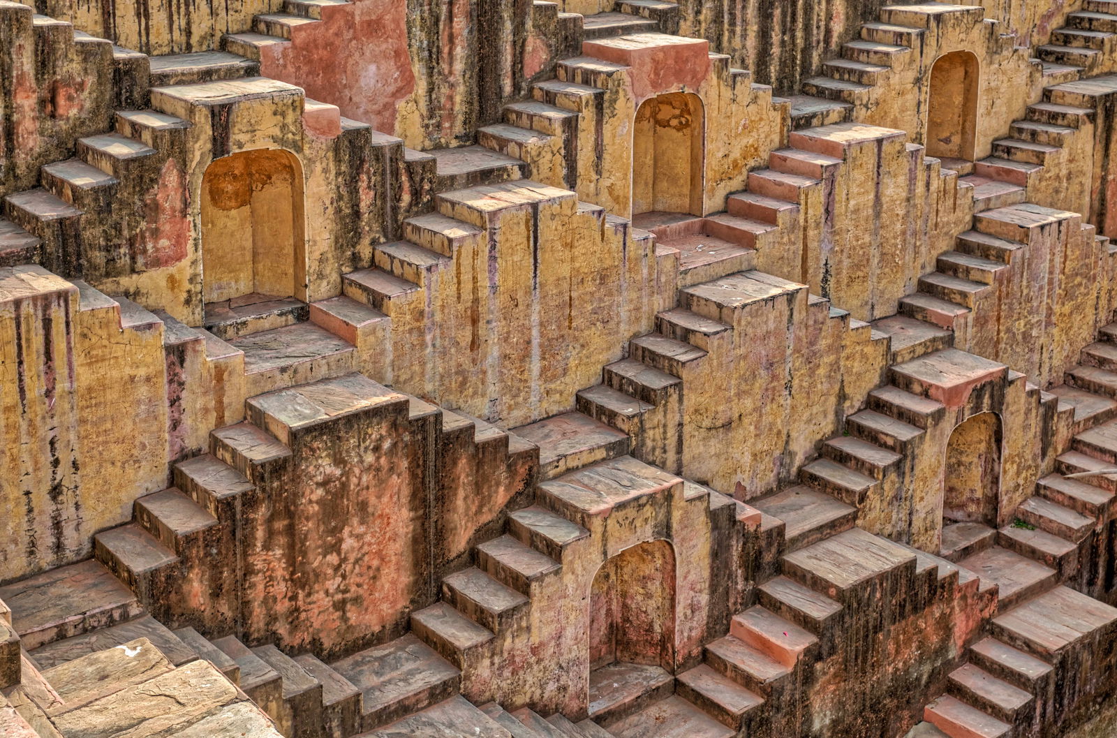 Der Stufenbrunnen im indischen Chand Baori als Symbolbild für Soziologie