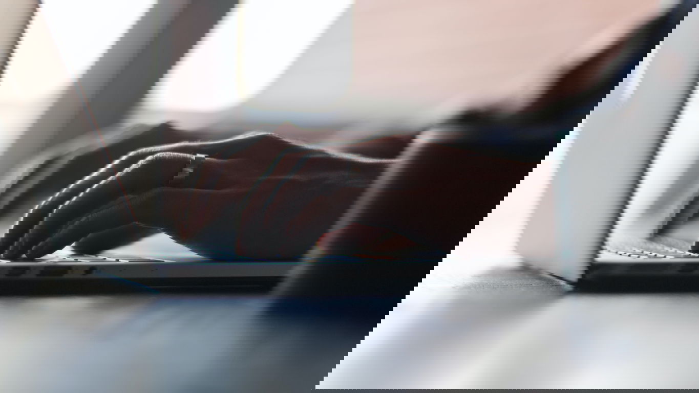 thomas-lefebvre-gp8BLyaTaA0-unsplash.jpg Eine Person am Laptop stellt die Bewerbung als Wissenschaftlicher Mitarbeiter fertig