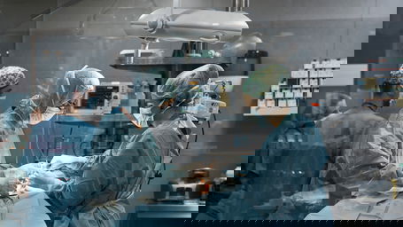 uniklinik.jpg Ärzte an einer Uniklinik im OP