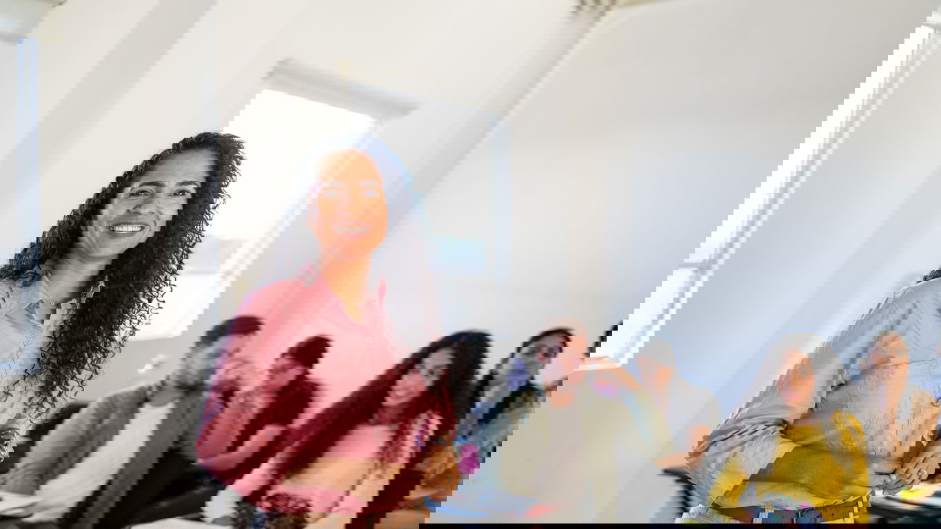 vertretungsprofessur.jpg Eine Vertretungsprofessorin vor Studierenden