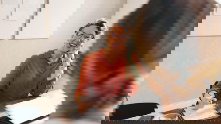 vorstellungsgespraech-promotion1.jpg Eine Professorin im Bewerbungsgespräch mit einer angehenden Doktorandin