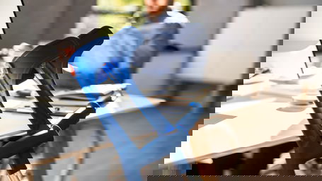 wiedereingliederung.jpg Ein Mann im Rollstuhl an einem Schreibtisch, an dem zwei Krücken lehnen